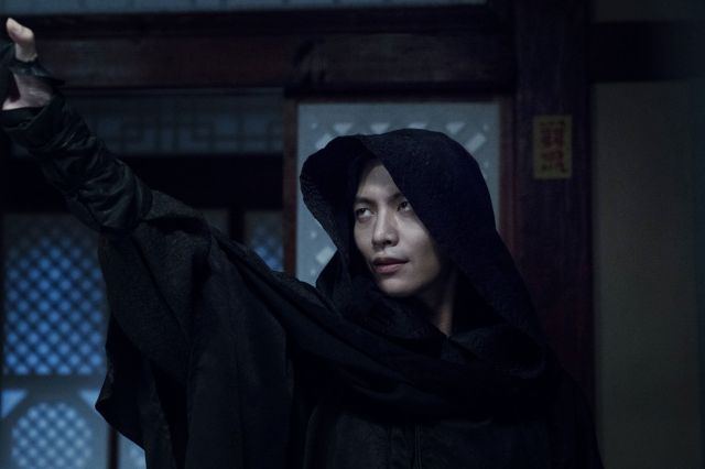 Ким Джи Вон, Ли Мин Ки, Ки Бом в стиллах фильма "Детектив К: Секрет кровавого демона"