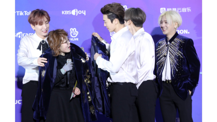 Super Junior мило подурачились на красной ковровой дорожке "27th Seoul Music Awards"