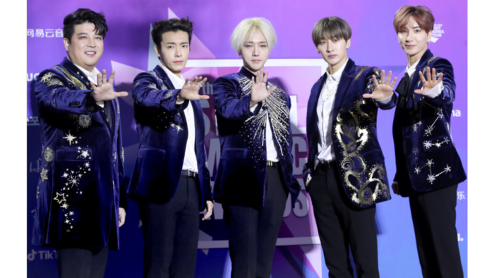 Super Junior мило подурачились на красной ковровой дорожке "27th Seoul Music Awards"