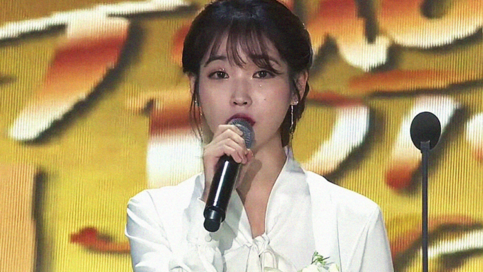 Нетизены возмущены поведением поклонников WANNA ONE и BTS во время речи Айю на "Golden Disc Awards"