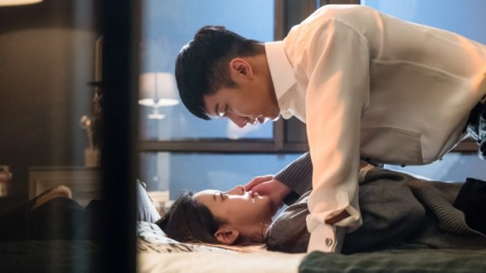 Канал tvN выпустил новые кадры "Хваюги", демонстрирующие романтическую сцену между Ли Сын Ги и О Ён Со