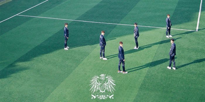 SHINHWA опубликовали первый постер к празднованию 20-летия группы со дня дебюта