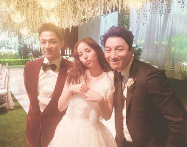 Дон Хён Бэ поделился семейной фотографией со свадьбы своего брата Тэяна