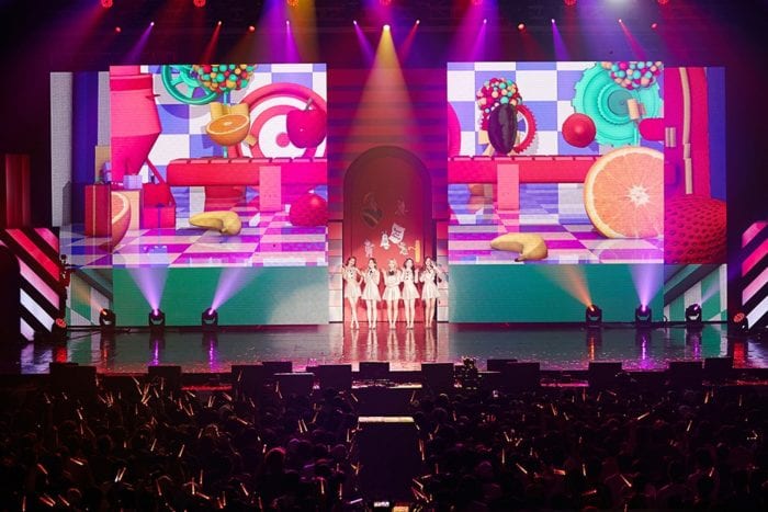 Red Velvet выпустят фотокнигу посвященную их сольному концерту "Red Room"