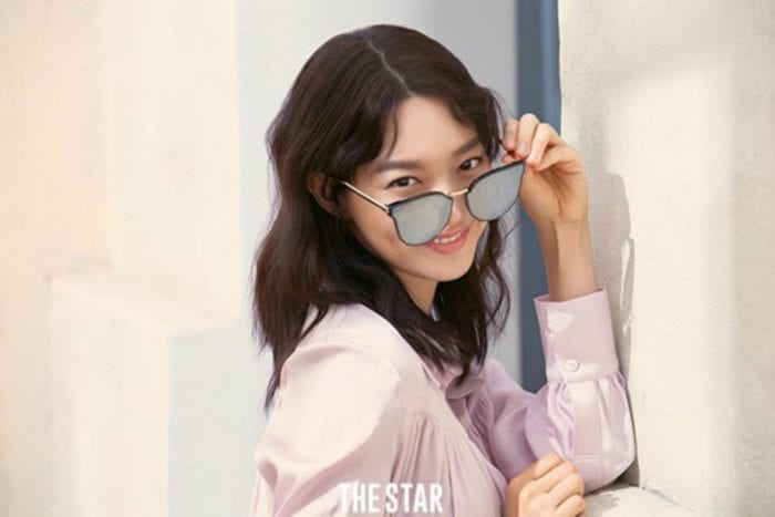 Шин Мин А кокетничает в очках в журнале «The Star»
