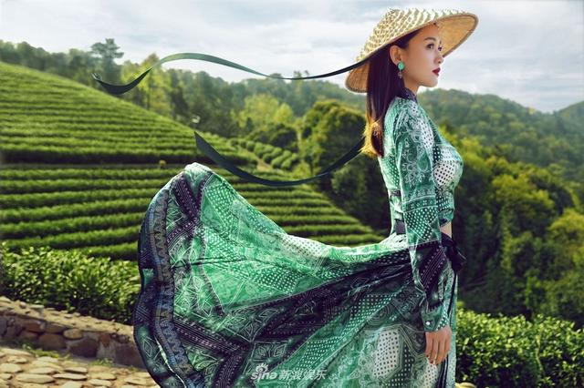 Джо Чэнь в окружении чайных плантаций в модной фотосесии