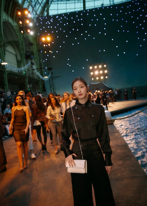 Актриса Ким Го Ын на показе мод в Париже