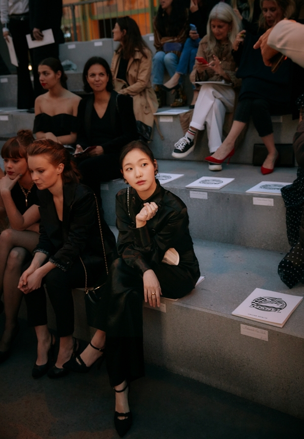 Актриса Ким Го Ын на показе мод в Париже