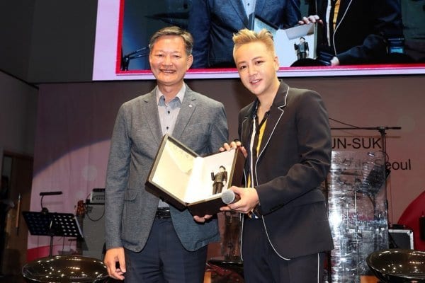 Чан Гын Сок получил награду от Корейской организации по туризму