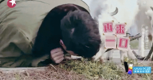 Лэй из EXO ест траву и получает поцелуй от козы в первом выпуске Go Fighting!