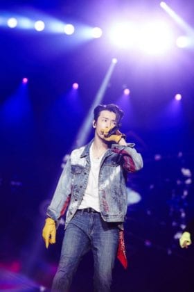 Super Junior выпустили серию закулисных фотографий из их концертного тура