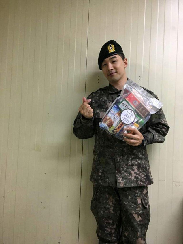 Тэян из BIGBANG посылает поклонникам сердечки в благодарность за подарки на День Рождения