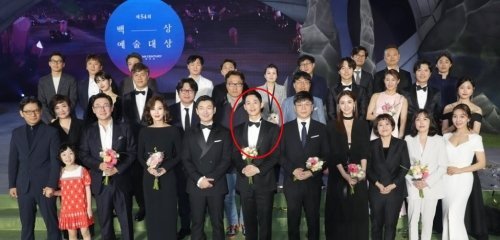 Актер Чон Хэ Ин раскритикован за "отсутствие манер" во время церемонии награждения
