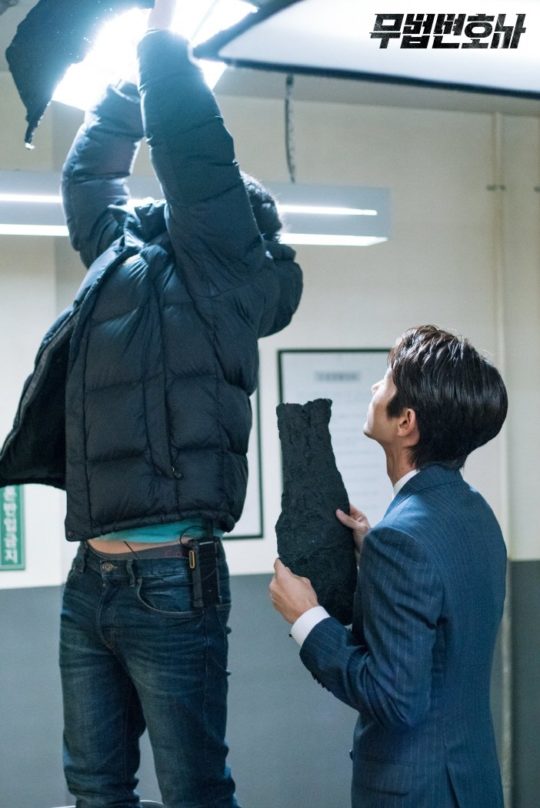 Ли Джун Ки помогает съёмочной группе дорамы "Беззаконный адвокат"