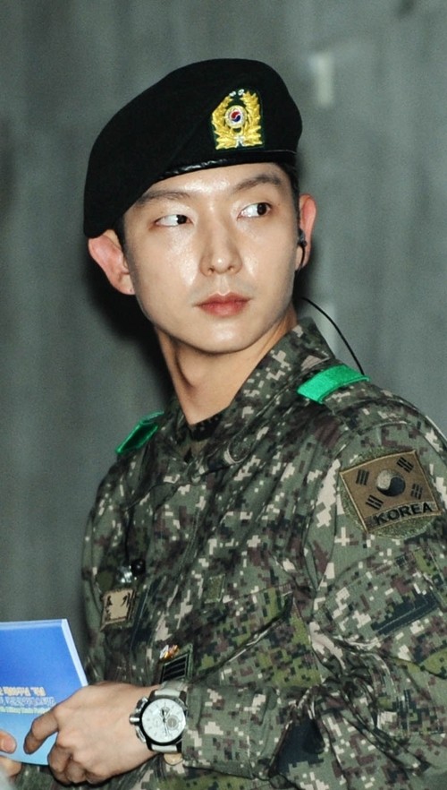 15 корейских красавчиков в военной форме