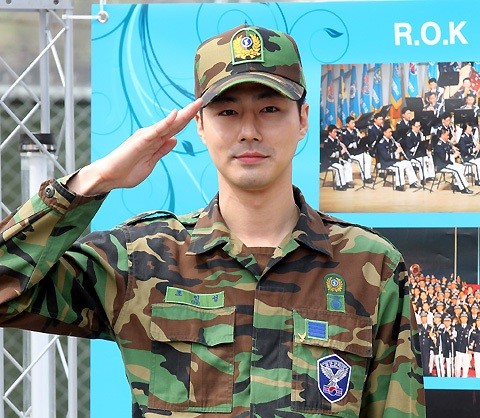 15 корейских красавчиков в военной форме