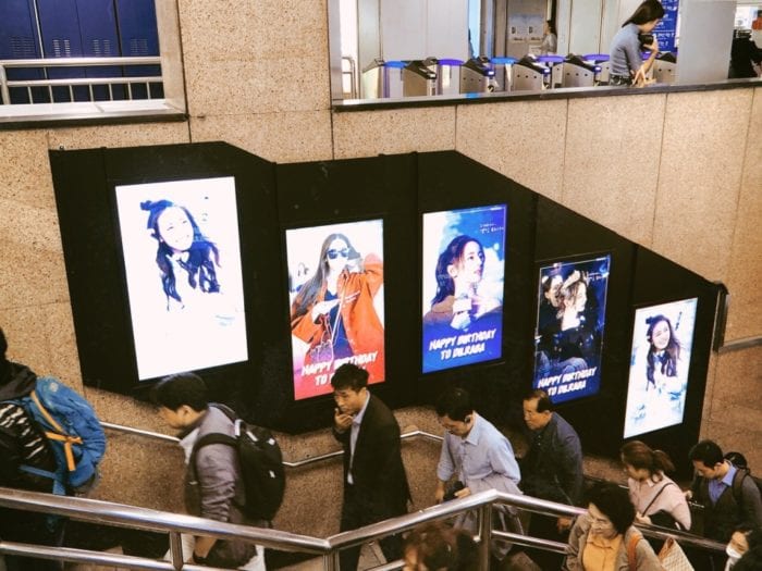 Фанаты Дильрабы разместили плакаты на станции Сеул в честь ее дня рождения