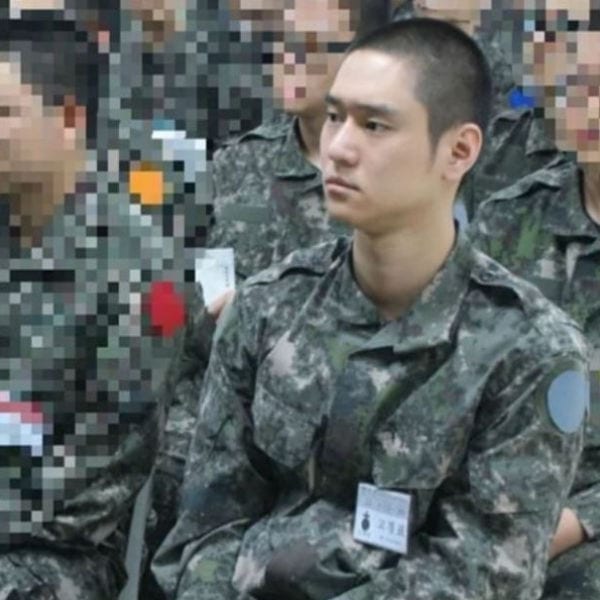 В сети появились армейские фото актера Го Кён Пё
