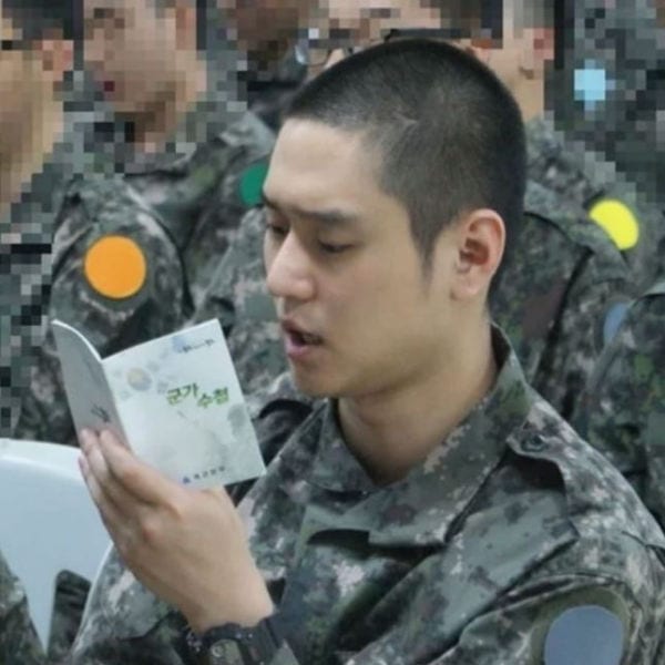 В сети появились армейские фото актера Го Кён Пё