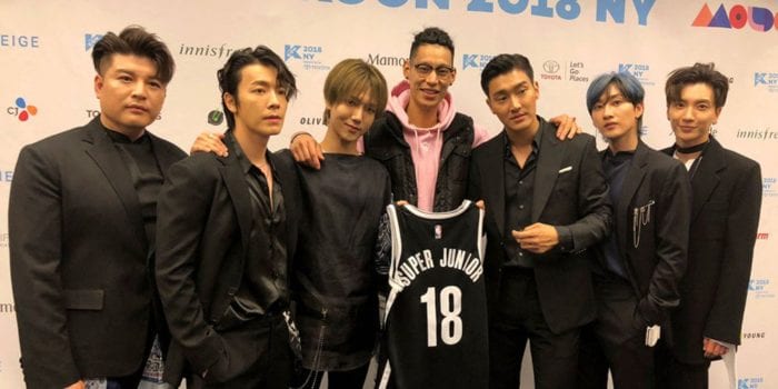 Super Junior получили в подарок майку Brooklyn Nets от профессионального баскетболиста