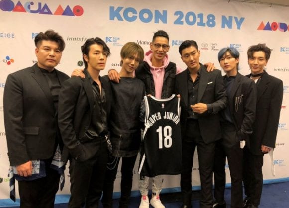 Super Junior получили в подарок майку Brooklyn Nets от профессионального баскетболиста