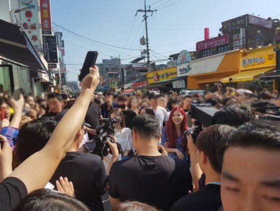 BLACKPINK собрали невиданную толпу на улицах района Хондэ