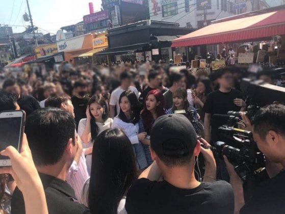 BLACKPINK собрали невиданную толпу на улицах района Хондэ