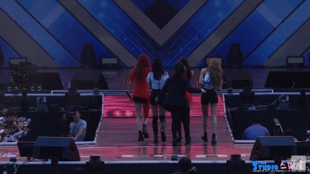 BLACKPINK были выведены со сцены в середине их выступления на концерте «Lotte Duty Free Family Festival»
