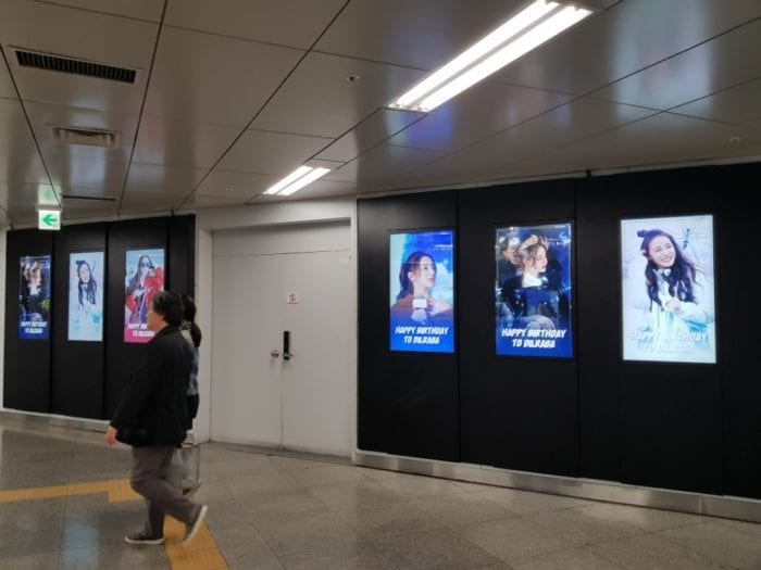 Фанаты Дильрабы разместили плакаты на станции Сеул в честь ее дня рождения