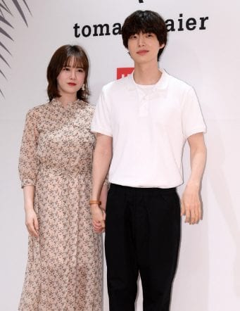 Ан Джэ Хён и Гу Хё Сон появились вместе на премьере коллекции бренда UNIQLO