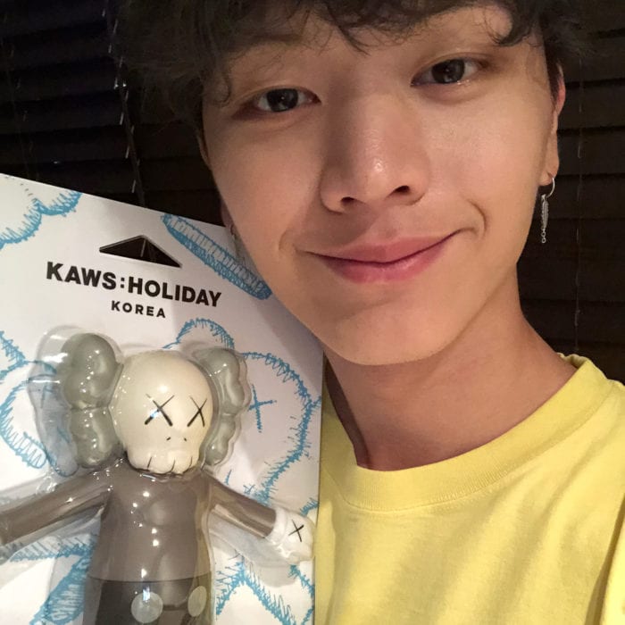 K-Pop артисты, которые с нетерпением ждут "KAWS:HOLIDAY" в Сеуле