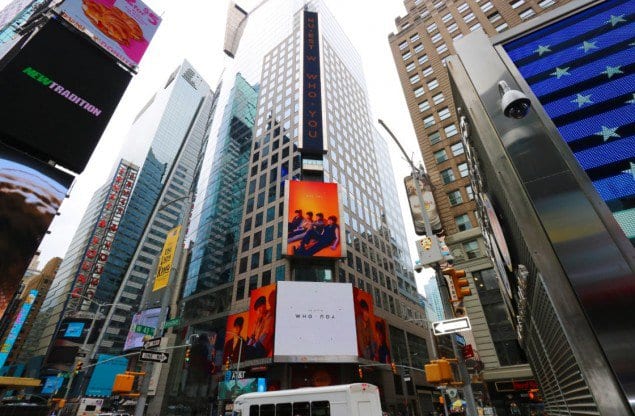NU'EST W выразили свою любовь к фанатам с помощью билбордов на Таймс-Сквер