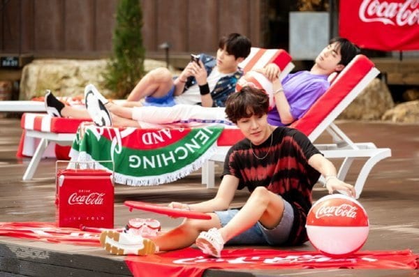 Coca-Cola поделились новыми закулисными фотографиями съемок BTS и Пак Бо Гома