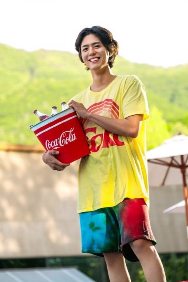 Coca-Cola поделились новыми закулисными фотографиями съемок BTS и Пак Бо Гома