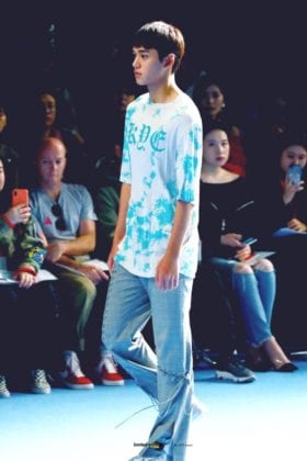 Лукас из NCT поражает аудиторию, став подиумной моделью на Сеульской неделе моды