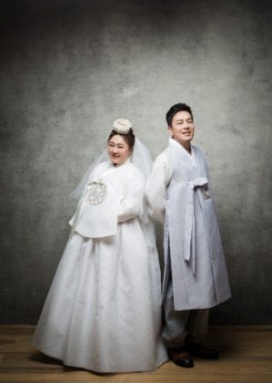 Известная комедийная пара Хон Юн Хва и Ким Мин Ки поделились свадебными фотографиями