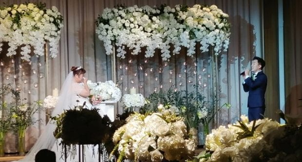 Хон Юн Хва и Ким Мин Ки поделились фотографиями со свадебной церемонии