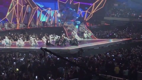 BTS после выступления на MGA 2018 не могли подняться со сцены?