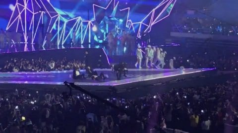 BTS после выступления на MGA 2018 не могли подняться со сцены?
