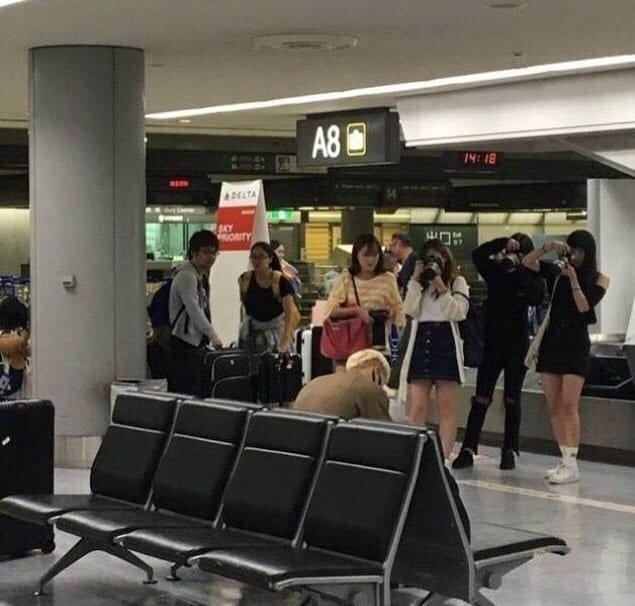 Нетизены в шоке от того, как фансайты фотографируют айдолов в аэропорту