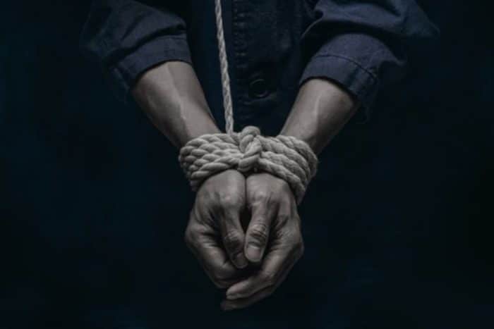 Опубликован первый официальный постер дорамы "Доктор-заключенный"