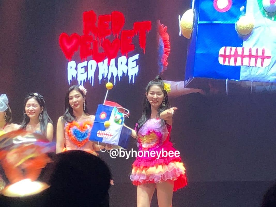 Парк развлечений, голова робота и летающие волосы: как прошел заключительный концерт американского тура Red Velvet