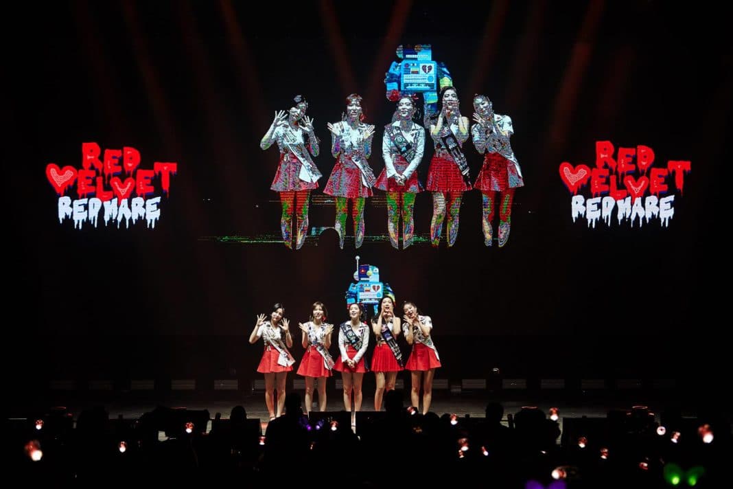 Парк развлечений, голова робота и летающие волосы: как прошел заключительный концерт американского тура Red Velvet