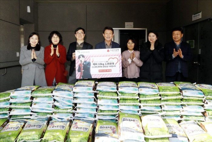 Фанаты Джей-Хоупа из BTS пожертвовали 128 мешков риса нуждающимся семьям