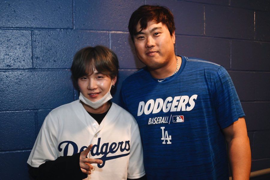 Шуга (BTS) поздравил питчера LA Dodgers Рю Хён Джина с потрясающей игрой