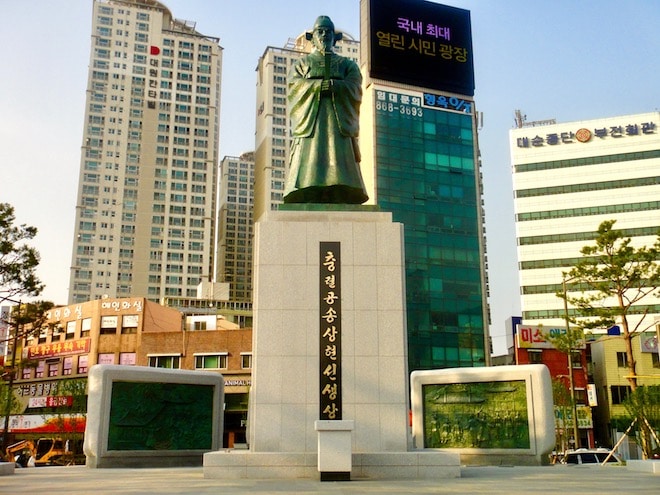 Эта площадь является самой большой в Южной Корее