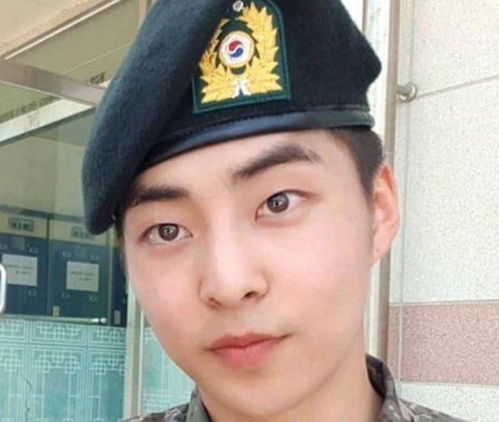 Сюмин (EXO) завершил базовую подготовку в армии, получив похвалу за лучшие результаты