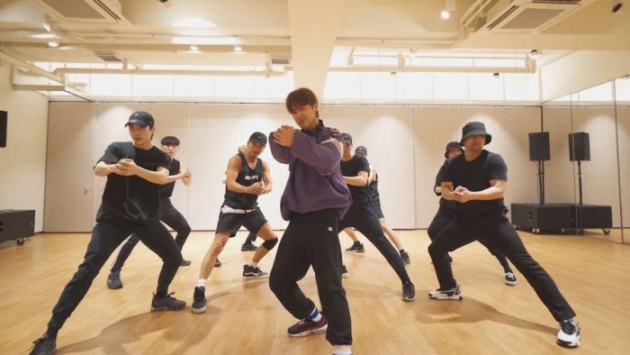 Юнхо (TVXQ) представил танцевальную практику для "Follow"