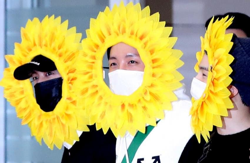 "Солнечные" BTS удивили журналистов в аэропорту