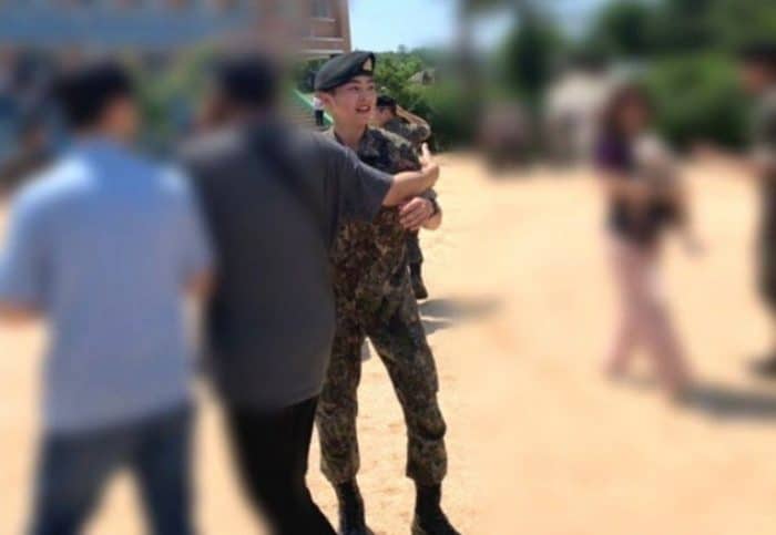 Сюмин (EXO) завершил базовую подготовку в армии, получив похвалу за лучшие результаты